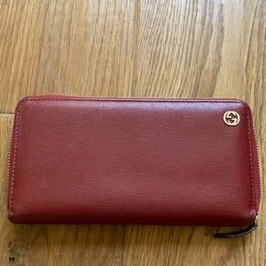Gucci red leather wallet polka dot interior zip closure pocket 12 card slots